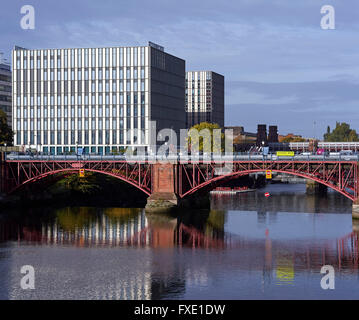 Vista complessiva attraverso il fiume Clyde. Città di Glasgow College - Riverside Campus, Glasgow, Regno Unito. Architetto: Reiach e Foto Stock