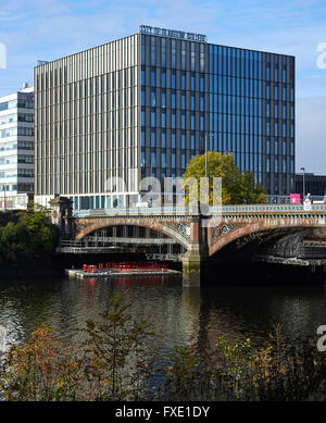 Vista complessiva attraverso il fiume Clyde. Città di Glasgow College - Riverside Campus, Glasgow, Regno Unito. Architetto: Reiach e Foto Stock