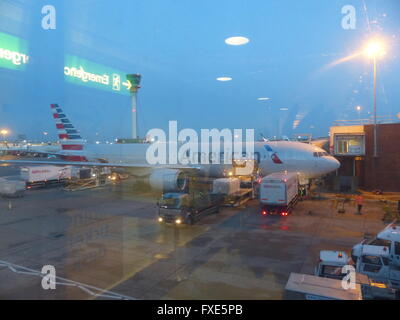 American Airlines aeromobili in corso un intervento di manutenzione prima della partenza Foto Stock