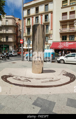 Salvador Dali monumento a specchio in strada di Figueres Foto Stock