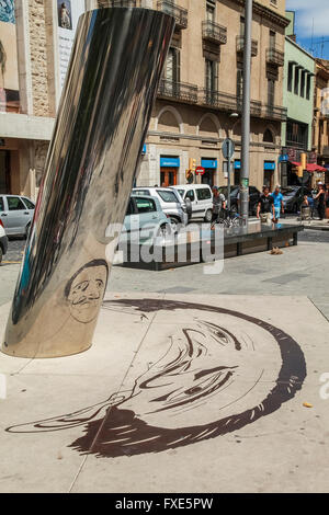 Salvador Dali monumento a specchio in strada di Figueres Foto Stock