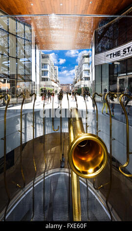 Milano , LOMBARDIE, Italia - 30 agosto 2015 : Porta Nuova, il Golden le trombe di installazione da parte di Garutti Foto Stock