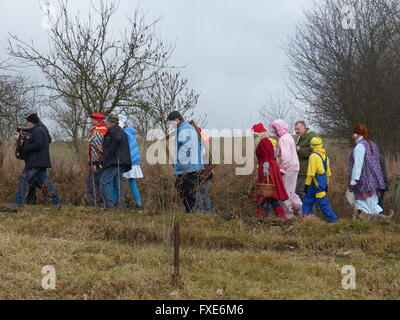 Il Carnevale del villaggio, persone vestite, maschere Foto Stock