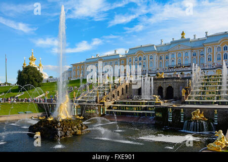 La grande cascata, Sansone fontana e il grande Palazzo di Petrovsky le attrazioni più popolari di Peterhof Foto Stock