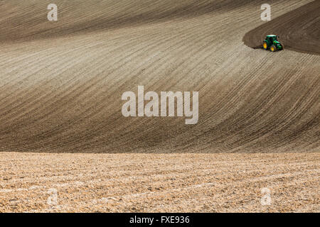 Aratura del trattore sul campo in South Downs, East Sussex, Inghilterra. Foto Stock