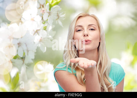 Sorridente giovane donna o ragazza teen invio blow kiss Foto Stock