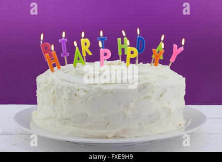 Torta di compleanno sul tavolo bianco con candele Foto Stock