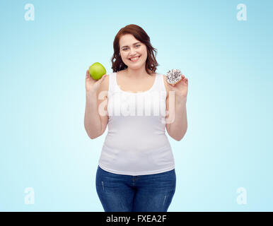 Felice Taglie donna scegliendo Apple o di cookie Foto Stock