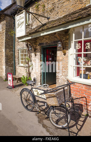 Fornai bike al di fuori del villaggio panetteria di Lacock WILTSHIRE REGNO UNITO Foto Stock