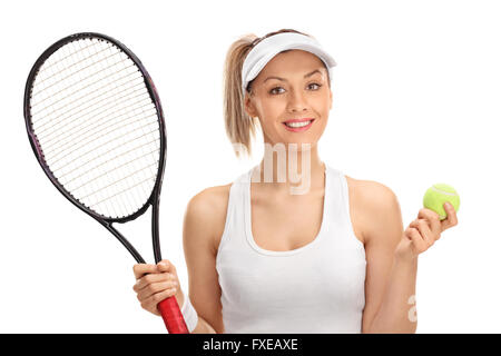 Ritratto di una femmina di giocatore di tennis tenendo una racchetta e una pallina isolato su sfondo bianco Foto Stock