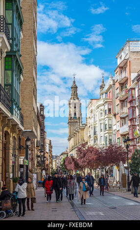 Persone che camminano in Calle Portales con la Co-cattedrale de Santa Maria de la Redonda in background. Logroño, La Rioja. Spagna. Foto Stock