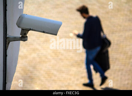 Telecamera TVCC guardando pendolari Foto Stock