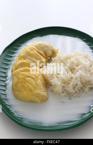 Chiudere l immagine del dolce colloso di riso appiccicoso con Durian e latte di cocco Salsa Foto Stock