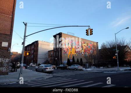 Sole che splende su graffiti al crepuscolo di Brooklyn a New York City, Stati Uniti d'America. Foto Stock