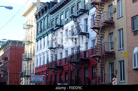 Un blocco di costruzione verniciato nei colori della bandiera italiana in Little Italy, New York City, Stati Uniti d'America. Foto Stock