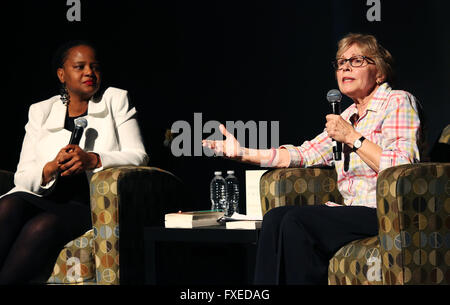 MIAMI, FLORIDA: haitiano autore Edwidge Danticat (L) e Cheryl poco discutere immigrazione e ingiustizia. Foto Stock