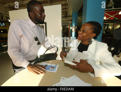 MIAMI, FLORIDA: haitiano autore Edwidge Danticat (R) autografi del suo nuovo libro "fratello sto morendo" per Webber Charles. Foto Stock