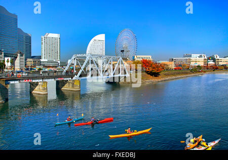 Gruppo di canoa a canal Yokohama Giappone Foto Stock