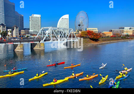 Gruppo di canoa a canal Yokohama Giappone Foto Stock