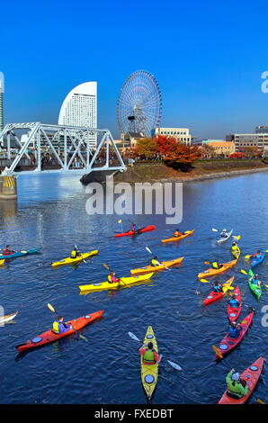 Gruppo di canoa a canal Yokohama Giappone Foto Stock