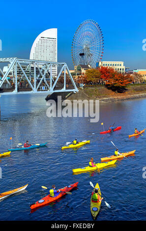 Gruppo di canoa a canal Yokohama Giappone Foto Stock