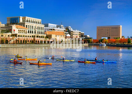 Gruppo di canoa a canal Yokohama Giappone Foto Stock