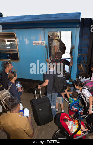 Sri Lanka, viaggiare in treno, Nan Oya Stazione Ferroviaria delle Highland, i turisti di salire a bordo treno Foto Stock