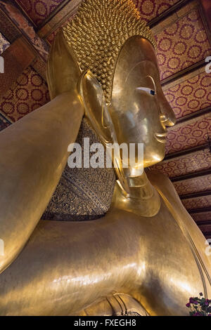 Buddha reclinato Wat Pho Bangkok in Thailandia Foto Stock