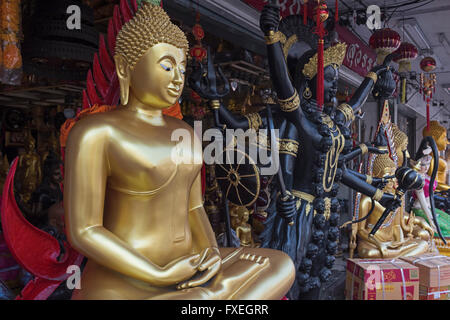 Il Buddha negozi lungo Thanon Bamrung Muang Bangkok in Thailandia Foto Stock