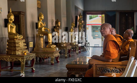 I monaci tailandesi Wat Chana Songkhram Banglamphu Bangkok in Thailandia Foto Stock