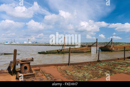 Obsoleto e abbandonato Imbarcazioni da fiume spiaggiata sul fango banche dell'Humber Estuary ad alta marea su un luminoso, mattina di primavera. Foto Stock