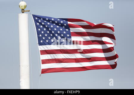 Stati Uniti bandiera sul cellulare la pole in tennis stadium di Charleston, Carolina del Sud. Foto Stock