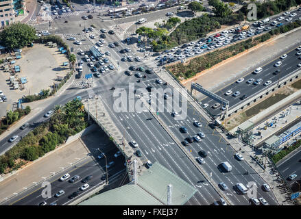 Shalom ponte sull'autostrada Ayalon a Tel Aviv, Israele. Vista aerea dal ponte di osservazione nel centro Azrieli Torre circolare Foto Stock
