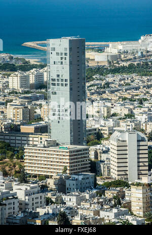 Tel Aviv città in Israele. Vista aerea dal ponte di osservazione nel centro Azrieli torre circolare con torre di Remez Foto Stock