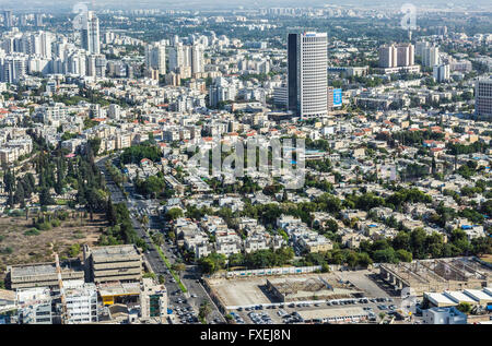 Tel Aviv e Ramat Gan città in Israele. Vista aerea dal ponte di osservazione nel centro Azrieli torre circolare con Derech HaShalom Foto Stock