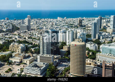 Tel Aviv città in Israele. Vista aerea dal ponte di osservazione nel centro Azrieli torre circolare con torre Europe-Israel Foto Stock