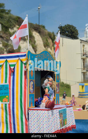 Punzone tradizionale e Judy spettacolo di marionette sul Viking Bay. Broadstairs. Thanet. Kent. In Inghilterra. Regno Unito Foto Stock