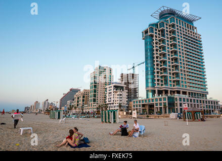 Mare una torre (a destra) visto dalla spiaggia di Tel Aviv city, Israele Foto Stock