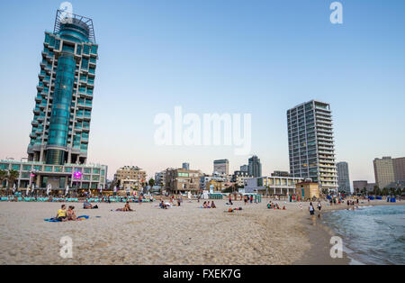 Mare una torre (sinistra) visto dalla spiaggia di Tel Aviv city, Israele Foto Stock