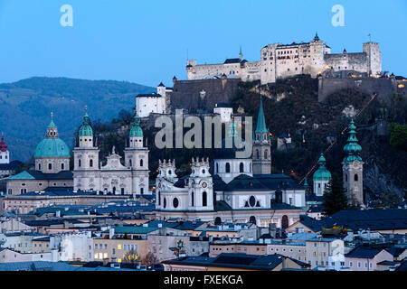 La Fortezza di Salisburgo e di Salisburgo come visto da un altro lato del Monchsberg, Salisburgo, l'Austria, l'Europa. Foto Stock