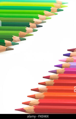 Foto verticalmente di pastelli di diverse tonalità di verde e rosso con copia spazio. Foto Stock