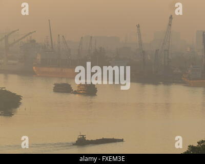 Il traffico commerciale sul fiume Saigon aka canzone Sai Gon Foto Stock