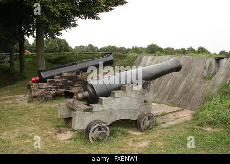 Due cannoni a Fortezza Bourtange. Paesi Bassi Foto Stock