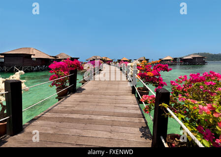 Bungalow Overwater e pontile in legno.Vista Bella di acqua ville in resort.Estate Concetto di vacanza Foto Stock