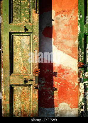 Addolorato dipinta porta in legno nel Quartiere Francese di New Orleans, in Louisiana. Foto Stock