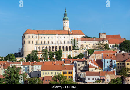 Vista aerea da Foly collina sulla città di Mikulov con Castle - ex Liechtenstein e successivamente Diestrichstein chateau, Repubblica Ceca Foto Stock