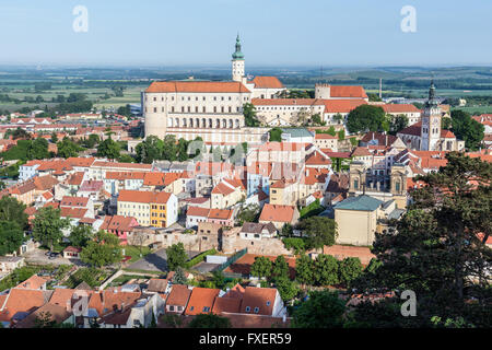 Vista aerea da Foly collina sulla città di Mikulov con Castle - ex Liechtenstein e successivamente Diestrichstein chateau, Repubblica Ceca Foto Stock