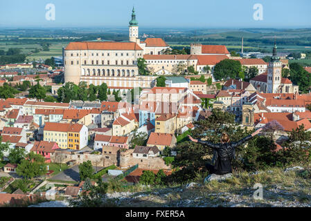 Vista aerea da Foly Hill su Mikulov città di Mikulov Castle, tomba Dietrichstein e san Venceslao Chiesa, Repubblica Ceca Foto Stock