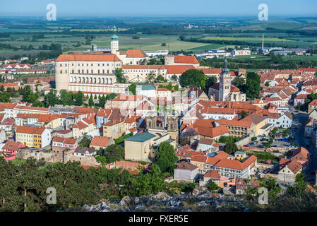 Vista aerea da Foly Hill su Mikulov città di Mikulov Castle, tomba Dietrichstein e san Venceslao Chiesa, Repubblica Ceca Foto Stock