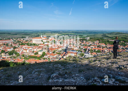 Vista aerea da Foly Hill su Mikulov città di Mikulov Castle, tomba Dietrichstein e san Venceslao Chiesa, Repubblica Ceca Foto Stock